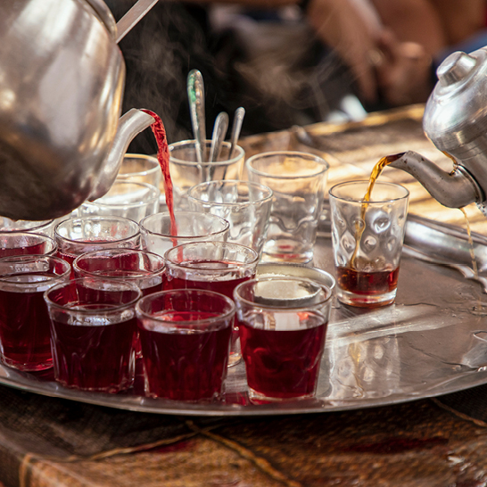 Silberne Teekanne auf einem Tisch, glänzend und elegant, mit ägyptischem Hintergrund.