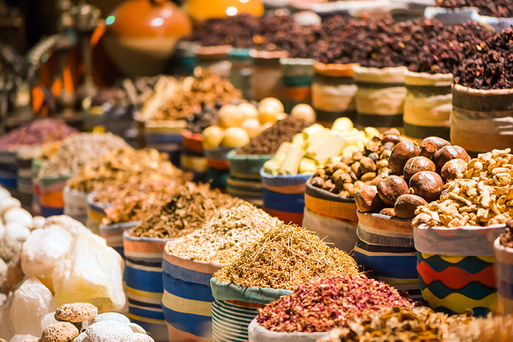 Eine Auswahl an Gewürzen und Nüssen in einem Geschäft in Ägypten, bunt und einladend präsentiert.