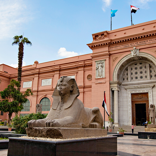 Ägyptisches Museum mit einer grossen Sphinx-Statue im Vordergrund, die die majestätische Architektur ergänzt.