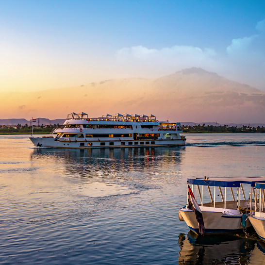 Ein Boot schwebt sanft auf dem Wasser während einer Nilkreuzfahrt.