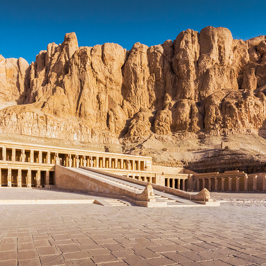 Der Karnak-Tempel in Ägypten, bekannt für seine beeindruckenden Säulen und die Tal der Könige in der Nähe.