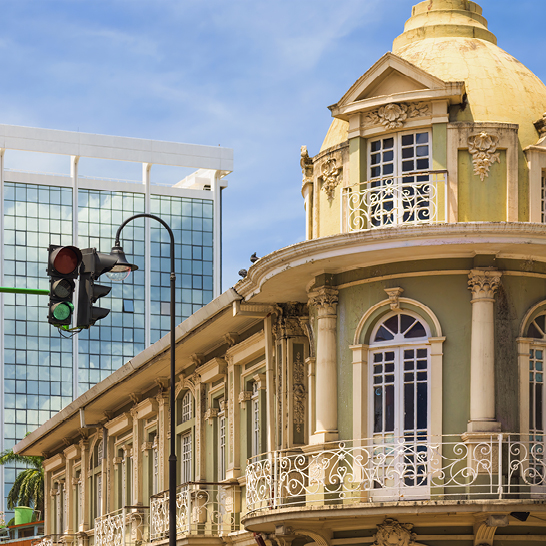 Ein prächtiges Gebäude mit einer grossen, kunstvollen Kuppel in San José, Costa Rica.