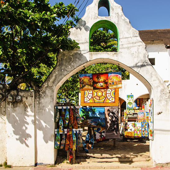 Weisses Gebäude mit grünem Bogen in Las Terrenas, Dominikanische Republik.