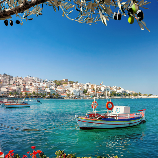 Klarer blauer Himmel über Kreta, strahlend und einladend.