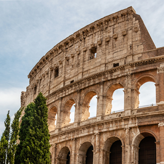Das Kolosseum in Rom, Italien – ein beeindruckendes Erbe der antiken Architektur und Geschichte.