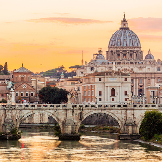 Eine Brücke über einen Fluss in Rom, Italien, umgeben von malerischer Landschaft und historischem Charme.