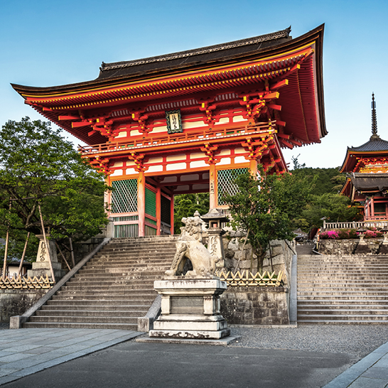 Grosses Gebäude mit einer Statue davor, gelegen in einer historischen Stadt in Japan.