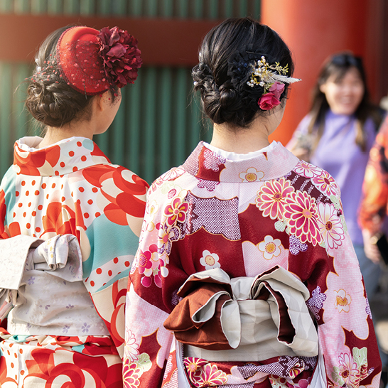 Eine Gruppe von Frauen in traditioneller japanischer Kleidung, die fröhlich zusammensteht und die Kultur feiert.