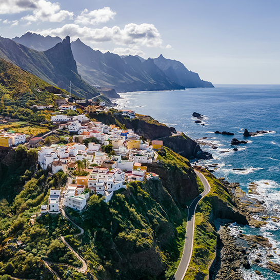 Vue aérienne du village de Cana sur l'île de Cana, aux îles Canaries, Espagne, montrant des maisons et la nature environnante.