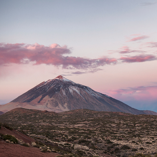 Montagne sous un ciel rose avec des nuages, vue depuis Tenerife.