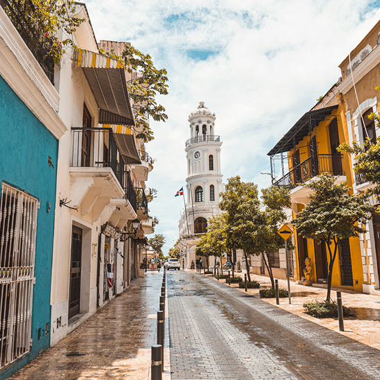 Eine Strasse mit einem Uhrturm im Hintergrund, typisch für die Dominikanische Republik.