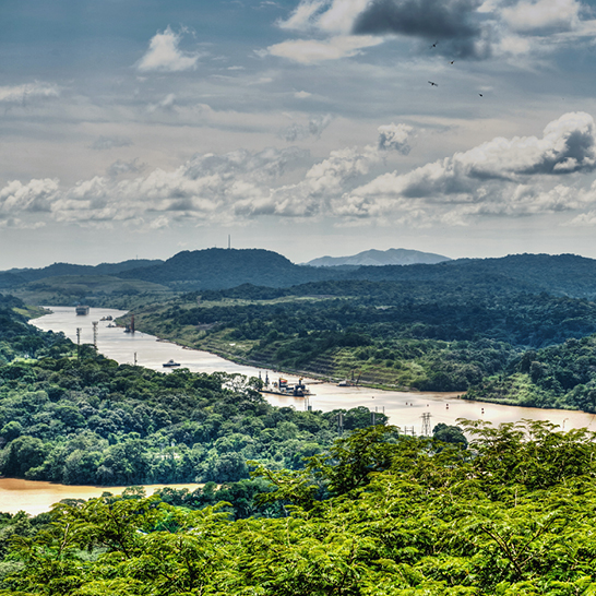 Blick auf einen Fluss mit einer beeindruckenden Bergkette in Panama.