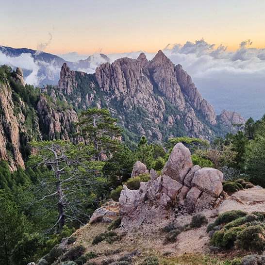 Aussicht auf die beeindruckenden Berge von einem Berggipfel aus.