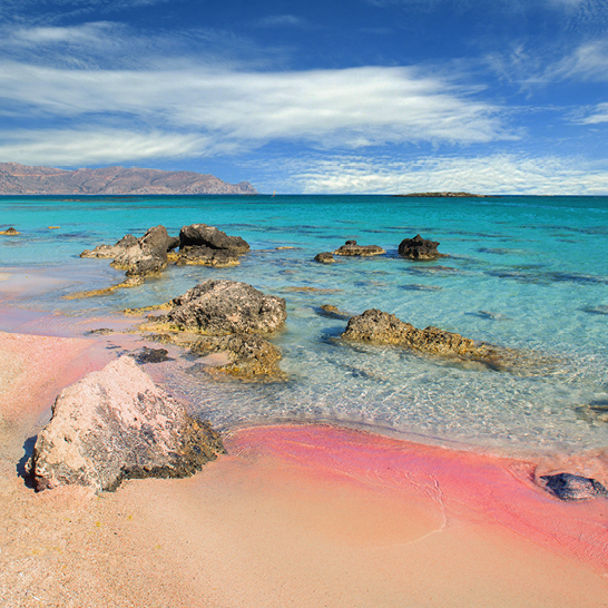 Strand von Elafonissi mit Felsen und klarem Wasser, ideal für einen entspannten Tag in der Natur.