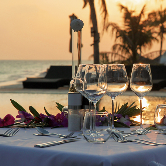 Une nappe élégante posée sur une table, ajoutant une touche décorative.