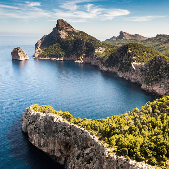 Luftaufnahme von Mallorca mit Blick auf das Meer und die umliegenden Berge.