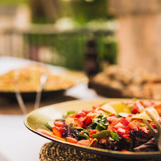 Ein Buffet auf Mallorca mit einer Vielzahl von köstlichen Speisen, darunter Salate, Hauptgerichte und Desserts.