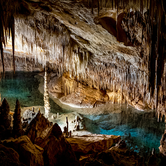 Die Drach & Hams-Höhle hat einen grossen Wasserpool, der die gesamte Höhle ausfüllt und eine mystische Atmosphäre schafft.