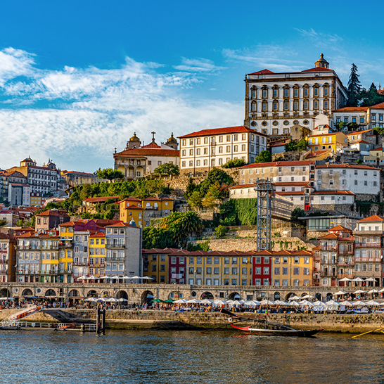 Ein Boot auf dem Wasser, umgeben von einer Stadt mit modernen Gebäuden und einem klaren Himmel.