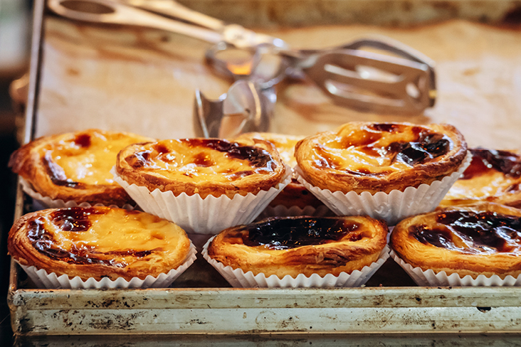 Eine Platte mit verschiedenen Mini-Pies, frisch gebacken und appetitlich angerichtet.