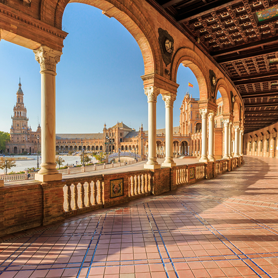 In Sevilla steht ein beeindruckendes Gebäude mit zahlreichen Bögen und Säulen, das die Architektur der Stadt repräsentiert.