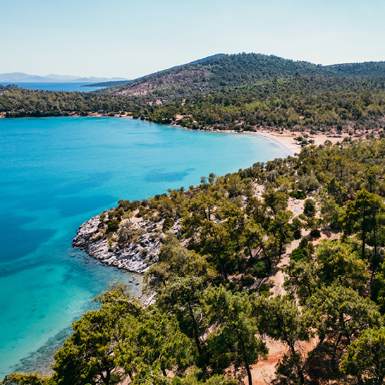 Wunderschönes türkisfarbenes Wasser des Meeres in der Türkei, das in der Sonne glitzert und zum Schwimmen einlädt.