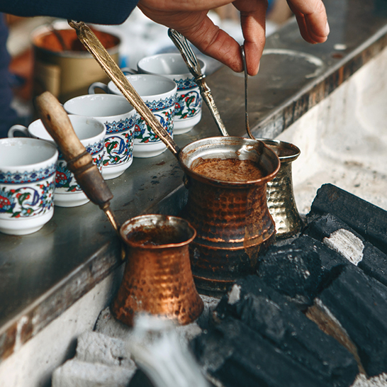 Eine Person giesst Kaffee in eine Tasse in der Türkei.
