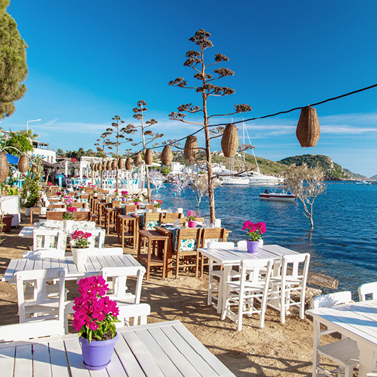 Türkisches Bad in Pamukkale, Türkei, mit weissen Travertin-Terrassen und entspannender Atmosphäre.