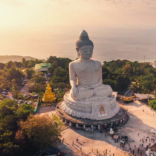  La plus grande statue de Bouddha au monde, située en Thaïlande, entourée de paysages paisibles et de lieux saints.