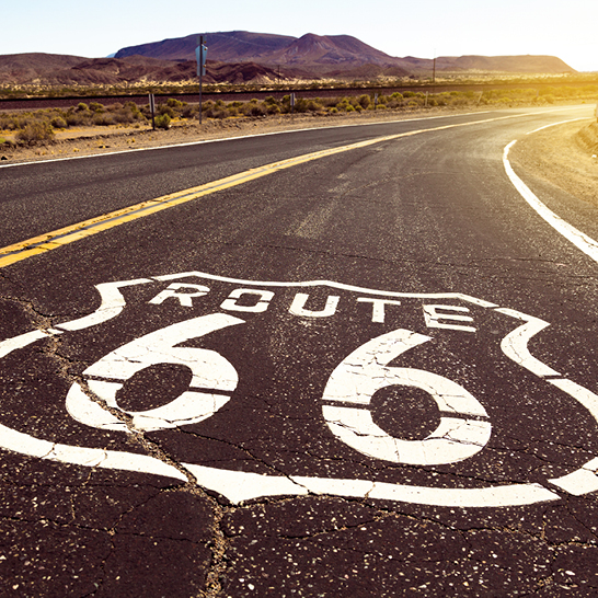 Eine Strasse mit einem Route 66-Schild, das die berühmte amerikanische Route anzeigt.
