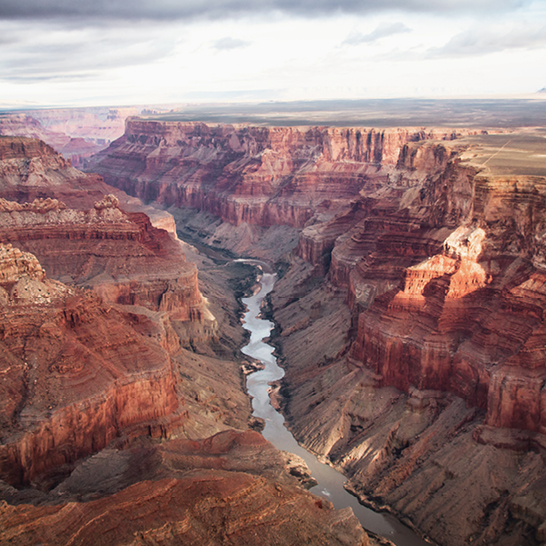 Ein Fluss fliesst durch die beeindruckende Schlucht des Grand Canyon.