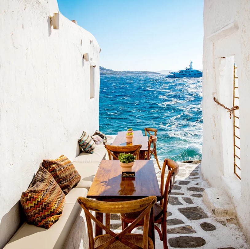 Ein Tisch in einem kleinen, typischen Restaurant am Wasser in Mykonos