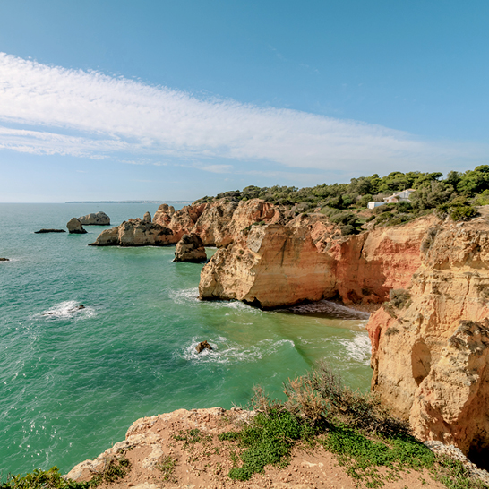 Küstenansicht von Portimão, Algarve, mit klarem Wasser und Felsen, die die Schönheit der Region zeigen.