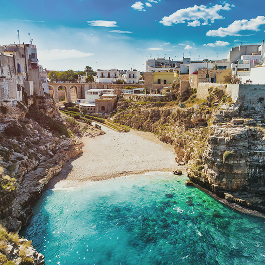 Malerischer Blick auf den Strand Lama Monachile Cala Porto in Polignano a Mare, Italien