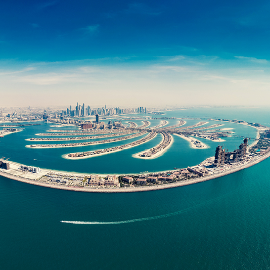 Luftaufnahme der Insel Palm Jumeirah in Dubai, Vereinigte Arabische Emirate, an einem Sommertag.  