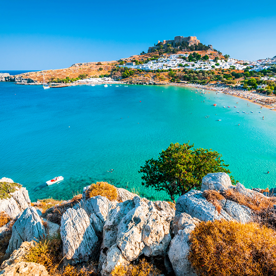 Wunderschöner Strand auf Rhodos mit klarem Wasser und feinem, weissen Sand.