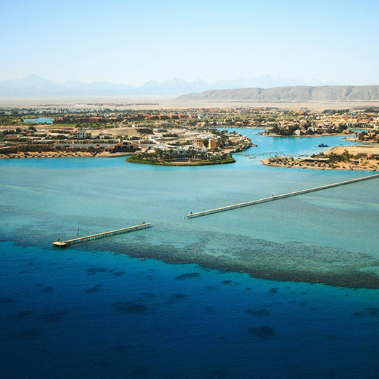 Blick auf das Wasser mit einem Pier und einer Brücke in Hurghada El Gouna.