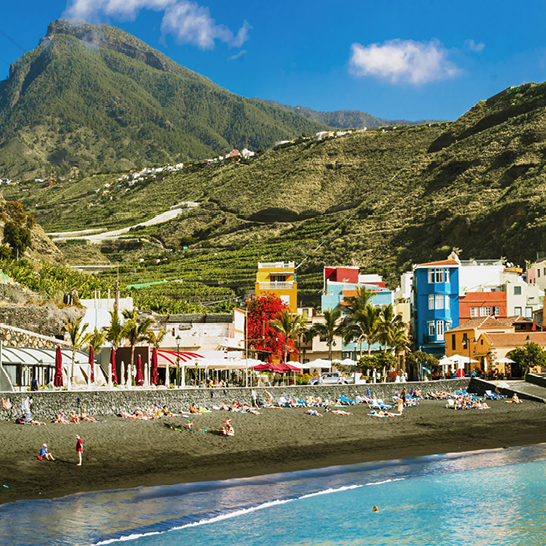 Ein Strand mit einem Berg im Hintergrund auf La Palma, Kanaren.