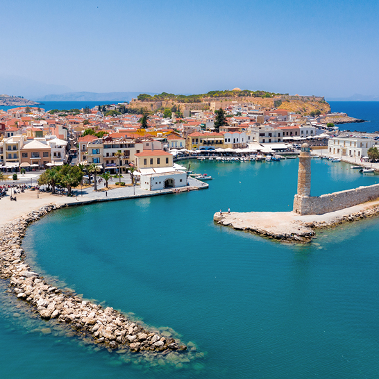 Der Hafen von Kreta in Rethymno, Griechenland, mit Booten und malerischer Küstenlandschaft.