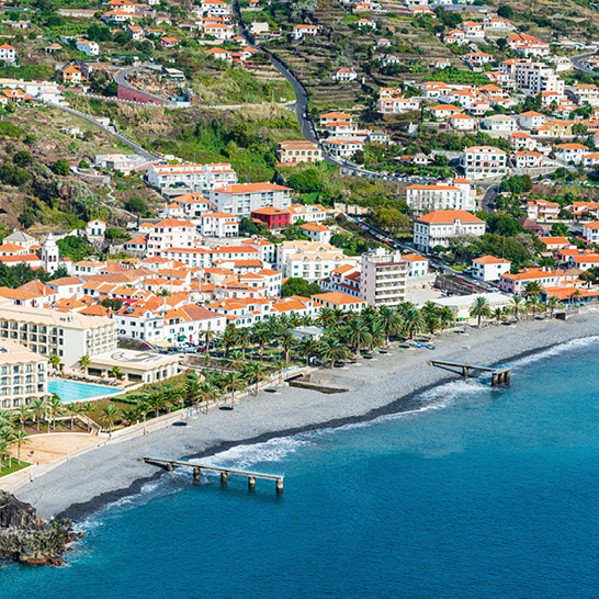 Ausgedehnte Stadt am Wasser. Santa Cruz, Madeira.