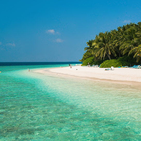 Sandstrand und Meereswellen, Süd-Malé-Atoll, Malediven.