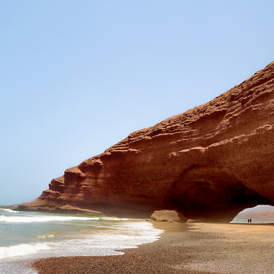 Rote Steinbögen an der Atlantikküste, Strand von Legzira, Marokko.
