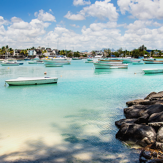 Plage et bateaux à Grand Baie, Île Maurice.