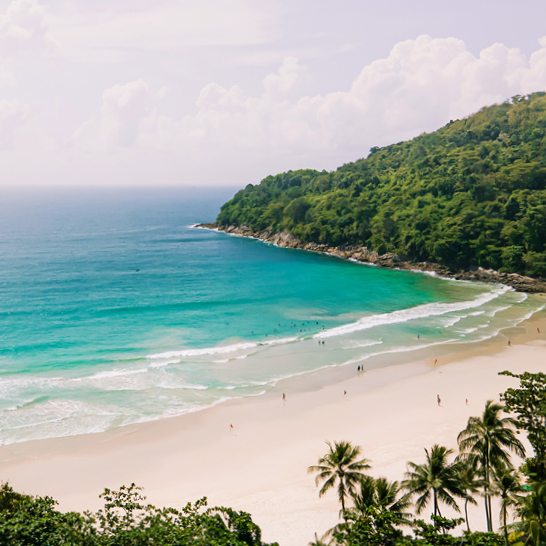 Luftaufnahme schöne Karon noi Strand in Phuket Thailand, Landschaft von Patong Stadt Phuket in sonnigen Sommertag Zeit, Schöne tropische Meer, Weitwinkel Blick Meer Strand Sonnenuntergang am Abend.