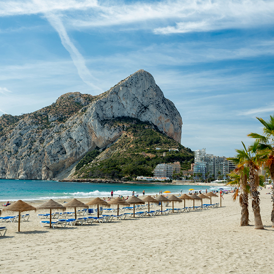 Calpe (Calp), Spanien. Blick auf den Strand von Fossa und den Felsen von Ifac.