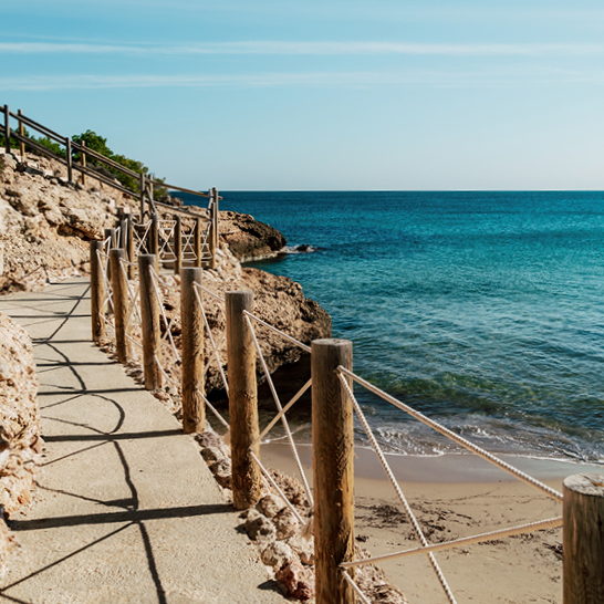 Fussgängerzugang zu Cala Vidre in der Gemeinde Ametlla de Mar, Tarragona, Costa Dorada, Spanien. 