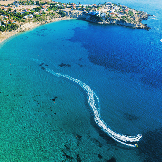 Coral Bay und ihr türkisfarbenes Wasser auf Zypern.