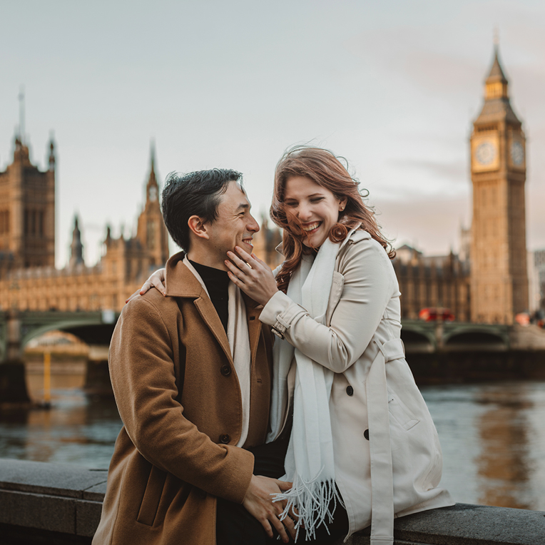Paar auf Städtereise in London, beim Erkunden von Sehenswürdigkeiten.