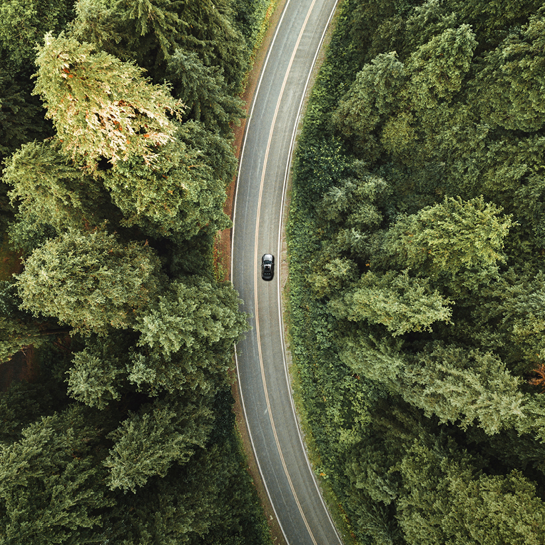 Roadtrip durch die Natur, mit atemberaubenden Landschaften von Bergen, Wäldern und kurvigen Strassen. 