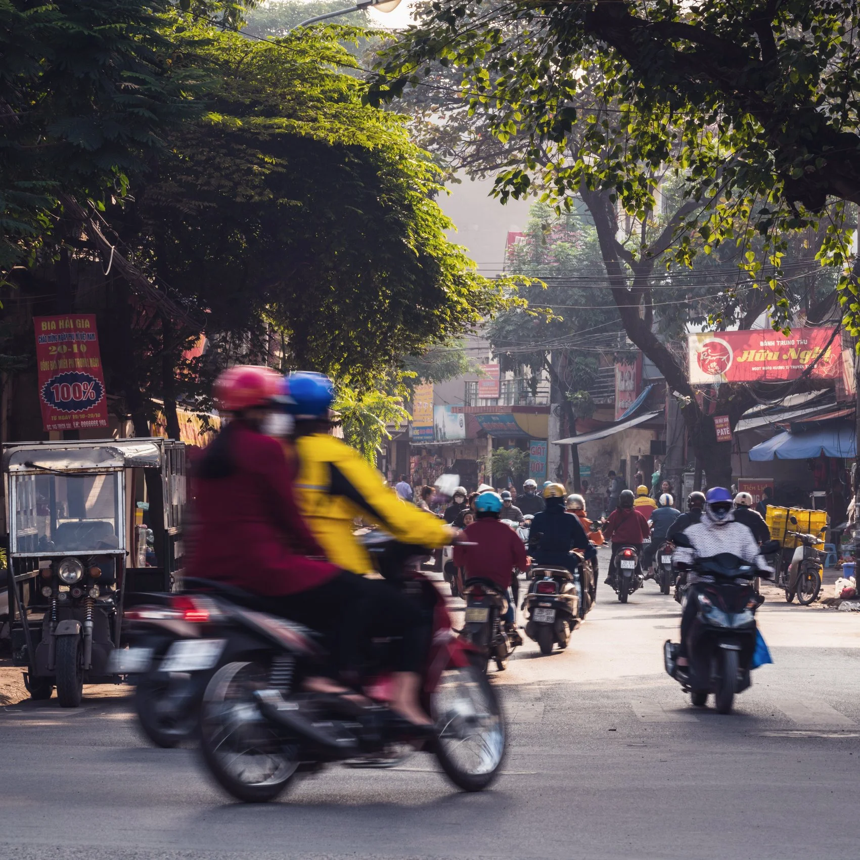 Vespa in den Strassen von Hanoi
